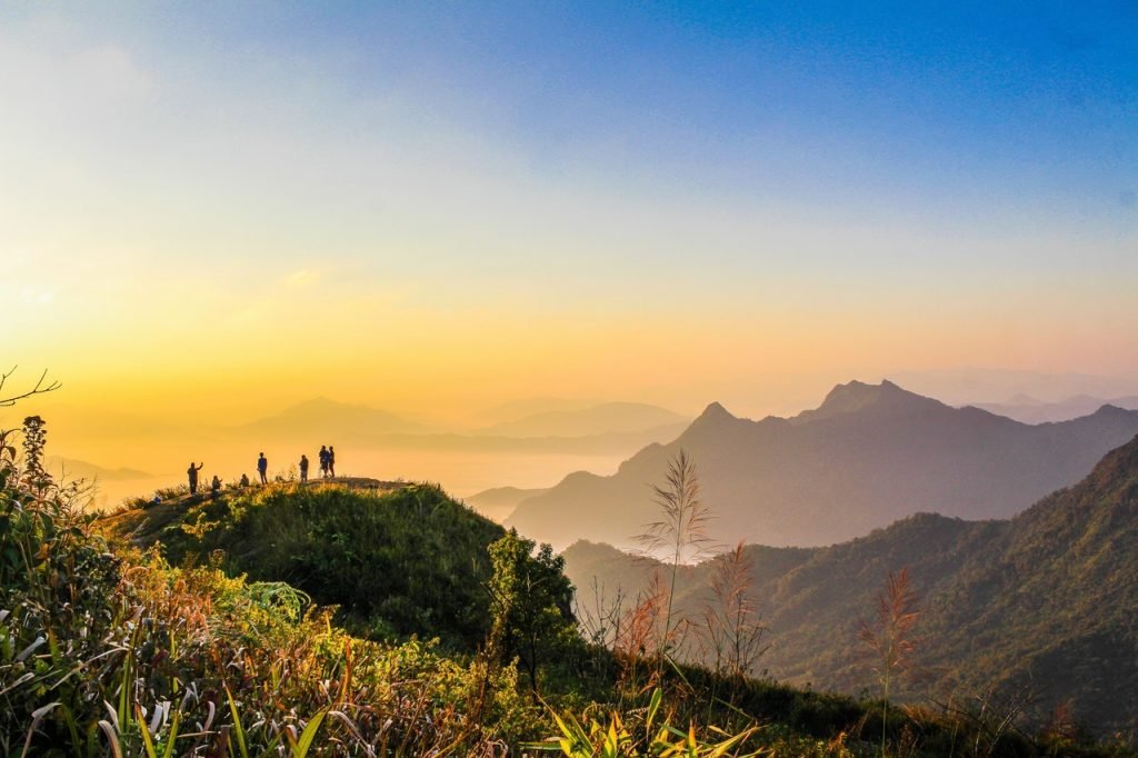 Próximos Viajes Photo Of People Standing On Top Of Mountain Near Grasses 733162 1024x682 1